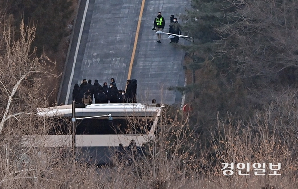 윤석열 대통령을 체포한 고위공직자범죄소사처와 경찰 병력이 15일 오전 서울 용산구 한남동 관저 인근 3차 저지선을 넘어 관저로 이동하고 있다. 2025.1.15 조재현기자 jhc@kyeongin.com