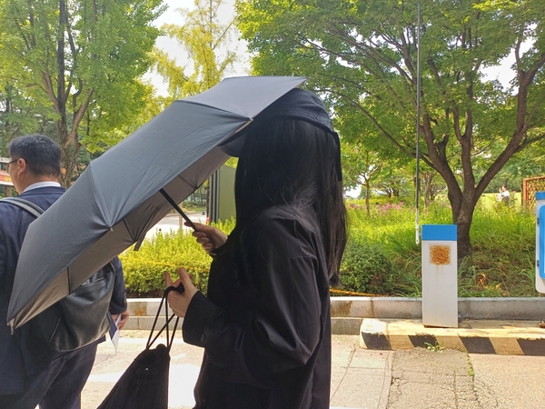 가수 강다니엘의 명예를 훼손한 혐의로 재판에 넘겨진 유튜버 ‘탈덕수용소’(오른쪽)가 서울 서초구 서울중앙지법에서 지난달 12일 열린 결심공판에 출석한 뒤 변호인과 함께 법정을 나서고 있다.  /연합뉴스