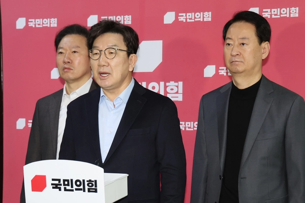 윤석열 대통령에 대한 2차 체포영장 집행이 시작된 15일 새벽 국회에서 국민의힘 권성동 원내대표가 기자들 앞에서 영장 집행의 부당함을 강조하고 있다. 2025.1.15 /연합뉴스