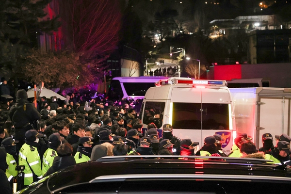 고위공직자범죄수사처(공수처)와 경찰이 윤석열 대통령에 대한 2차 체포영장 집행에 나선 15일 서울 용산구 한남동 대통령 관저 입구에서 경찰이 대기하고 있다. 2025.1.15 /연합뉴스