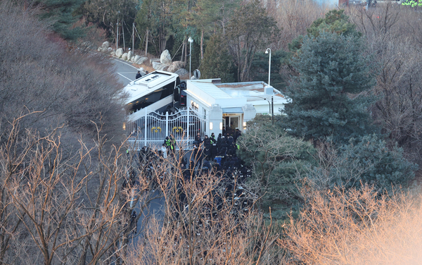 윤석열 대통령 2차 체포영장 집행이 시작된 15일 서울 용산구 한남동 대통령 관저 초소에 고위공직자범죄수사처(공수처)와 경찰이 도착하고 있다. 2025.1.15 /연합뉴스