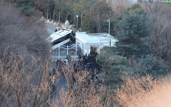 윤석열 대통령 2차 체포영장 집행이 시작된 15일 서울 용산구 한남동 대통령 관저 초소에 고위공직자범죄수사처(공수처)와 경찰이 도착하고 있다. 2025.1.15 /연합뉴스
