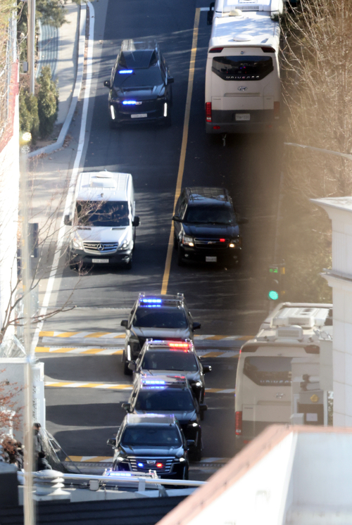 윤석열 대통령 2차 체포영장 집행이 실시된 15일 서울 용산구 한남동 대통령 관저에서 윤 대통령을 태운 것으로 추정되는 차량과 경호차량이 이동하고 있다. 2025.1.15 /연합뉴스