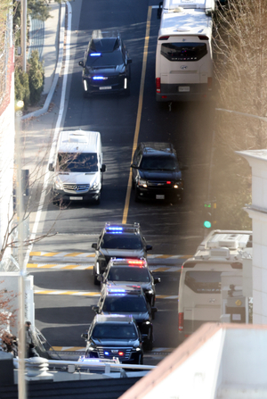 [속보] 공수처·경찰 윤석열 대통령 체포… 과천청사 도착