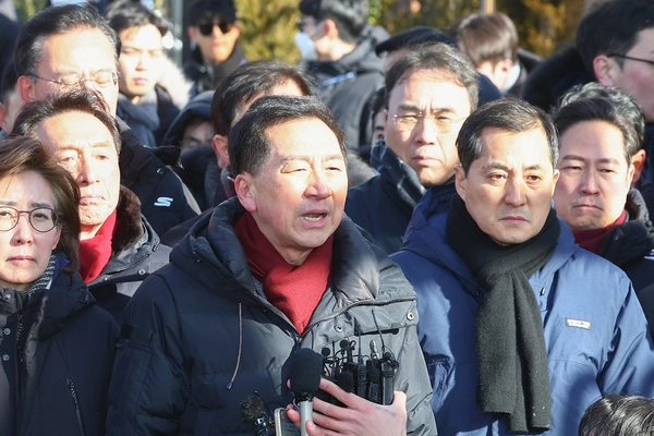 고위공직자범죄수사처(공수처)와 경찰이 윤석열 대통령에 대한 2차 체포영장 집행에 나선 15일 서울 용산구 한남동 대통령 관저 입구에서 국민의힘 김기현 의원이 발언하고 있다. /연합뉴스