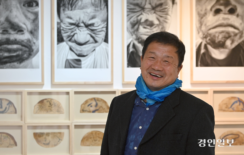 지난 12일 오후 서울 강남 스페이스22에서 열린 개인전 ‘지금, 영겁의 얼굴’ 전시장에서 만난 최광호 작가. 2024.12.12 /김용국기자 yong@kyeongin.com