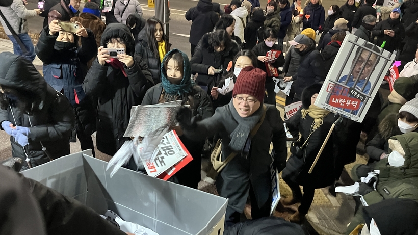 윤석열 대통령 체포에 환호하는 인천 시민들, “탄핵까지 멈추지 않고 촛불 들겠다”