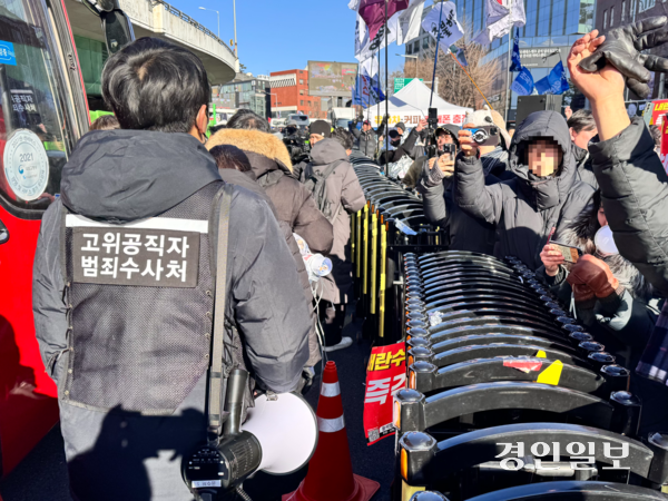 15일 오전 윤석열 대통령 체포영장 집행에 성공한 고위공직자범죄수사처 관계자들이 보이자 윤 대통령 체포·탄핵 촉구 집회 참가자들이 환호하고 있다. 2025.1.15 /한규준기자 kkyu@kyeongin.com