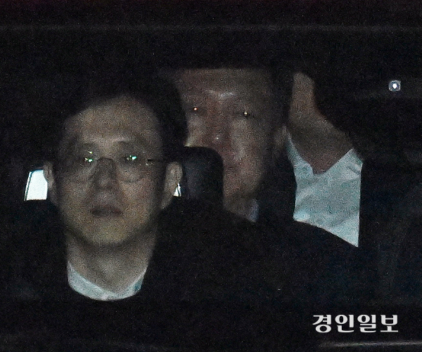 윤석열 대통령이 15일 오후 공조수사본부의 체포영장 집행에 의해 내란 우두머리 혐의로 체포돼 10시간 이상 조사를 받고 공수처 청사를 빠져나오고 있다. 2025.1.15 /최은성기자 ces7198@kyeongin.com