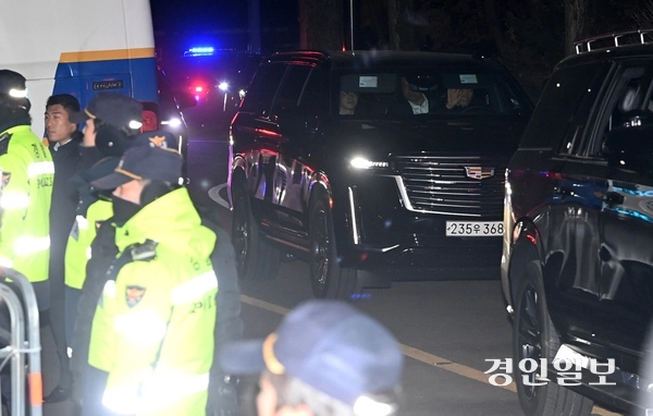 내란 우두머리 혐의로 고위공직자범죄수사처에 체포된 윤석열 대통령이 15일 오후 과천정부청사 공수처 에서 조사를 마친 후 의왕시 서울 구치소로 들어가고 있다. 2025.1.15 /최은성기자 ces7198@kyeongin.com