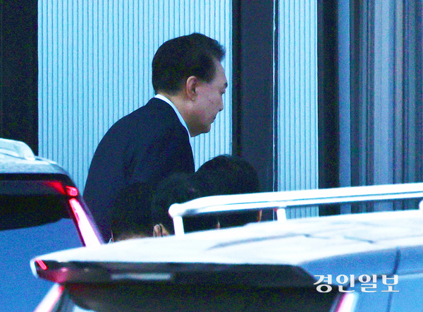 내란 우두머리와 직권남용 권리행사 방해 혐의로 공수처에 체포된 윤석열 대통령이 15일 오전 과천시 정부과천청사 내 고위공직자범죄수사처로 들어가고 있다. 2025.1.15 /최은성기자 ces7198@kyeongin.com