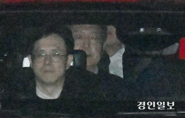 윤석열 대통령이 15일 오후 공조수사본부의 체포영장 집행에 의해 내란 우두머리 혐의로 체포돼 10시간 이상 조사를 받고 공수처 청사를 빠져나오고 있다. 2025.1.15 /최은성기자 ces7198@kyeongin.com