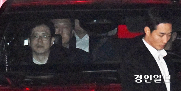 윤석열 대통령이 15일 오후 공조수사본부의 체포영장 집행에 의해 내란 우두머리 혐의로 체포돼 10시간 이상 조사를 받고 공수처 청사를 빠져나오고 있다. 2025.1.15 /최은성기자 ces7198@kyeongin.com