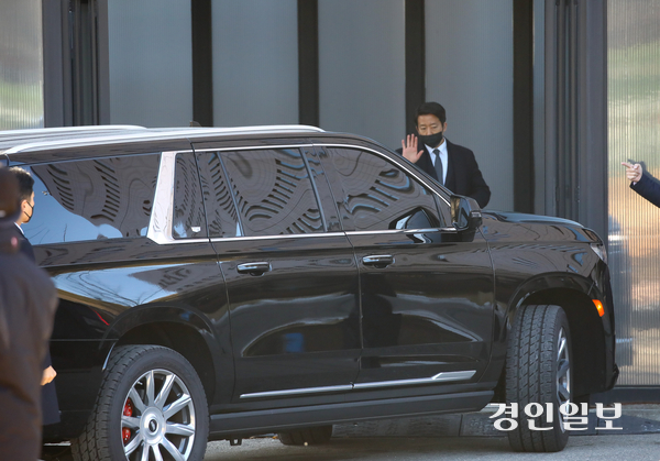 윤석열 대통령 체포영장 집행이 진행된 15일 오전 윤 대통령이 탑승한 차량이 과천시 정부과천청사 고위공직자범죄수사처 청사로 들어서고 있다. 2025.1.15 /최은성기자 ces7198@kyeongin.com