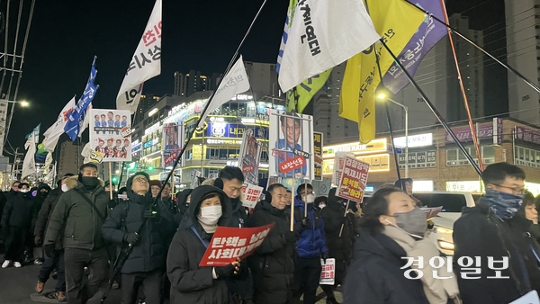 내란 수괴 혐의를 받고 있는 윤석열 대통령이 체포된 15일 오후6시30분께 인천 미추홀구에 있는 국민의힘 윤상현 국회의원 지역사무실 앞에서 ‘사회대전환·윤석열정권퇴진 인천운동본부’가 주최한 촛불집회가 열렸다. 2025.1.15  /정선아기자 sun@kyeongin.com