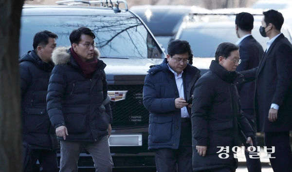 윤석열 대통령 체포영장 집행이 진행된 15일 오전 과천시 정부과천청사 고위공직자범죄수사처 청사로 윤상현 의원(왼쪽)과 윤 대통령 측 변호인단이 들어가고 있다. 2025.1.15 /최은성기자 ces7198@kyeongin.com