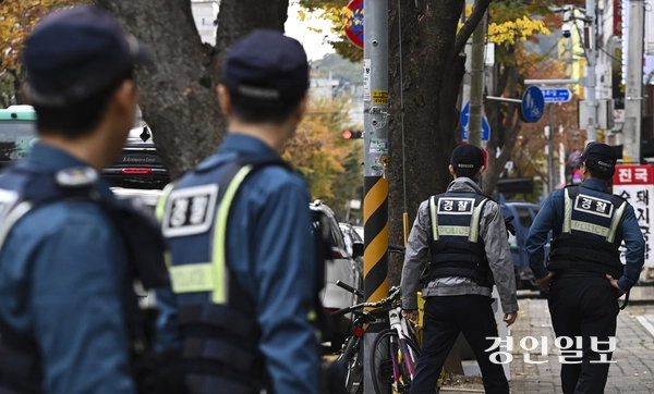 지구대·파출소 경찰관들의 근무모 착용을 두고 탁상행정이라는 비판이 나오고 있다. 사진은 순찰중인 경찰관들. /경인일보DB