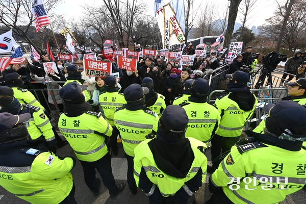 윤석열 대통령이 내란 우두머리 혐의로 고위공직자범죄수사처에 체포된 가운데 16일 오후 의왕시 서울구치소에서 윤 대통령 지지자들이 탄핵 반대 집회를 하고 있다. 2025.1.16 /최은성기자 ces7198@kyeongin.com