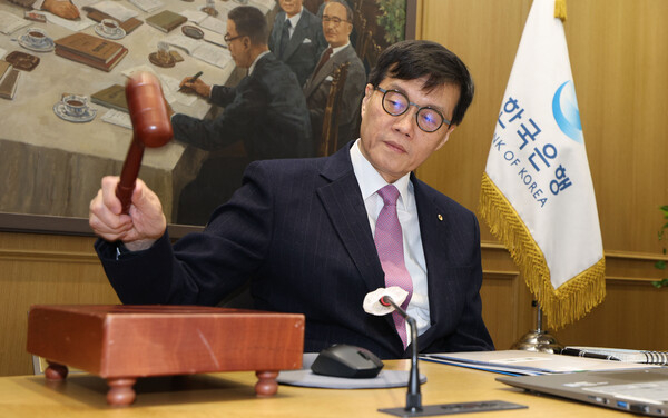 이창용 한국은행 총재가 16일 오전 서울 중구 한국은행에서 열린 금융통화위원회에서 의사봉을 두드리고 있다. 2025.1.16 /연합뉴스