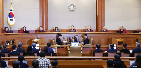 윤석열 대통령 탄핵 심판의 두번째 변론기일인 16일 오후 서울 종로구 헌법재판소에 정계선(왼쪽부터), 김복형, 정정미, 이미선, 문형배, 김형두, 정형식, 조한창 헌재 재판관들이 심판정에 앉아 있다. 2025.1.16 /연합뉴스