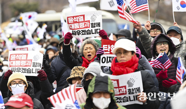 윤석열 대통령이 26일 오후 2시로 예정된 고위공직자범죄수사처(공수처)의 조사에 응하지 않겠다고 밝힌 가운데 이날 오후 과천정부청사 앞에서 보수단체 관계자들이 윤석열 대통령 탄핵 반대 집회를 열고 있다. 2025.1.16 /이지훈기자 jhlee@kyeongin.com