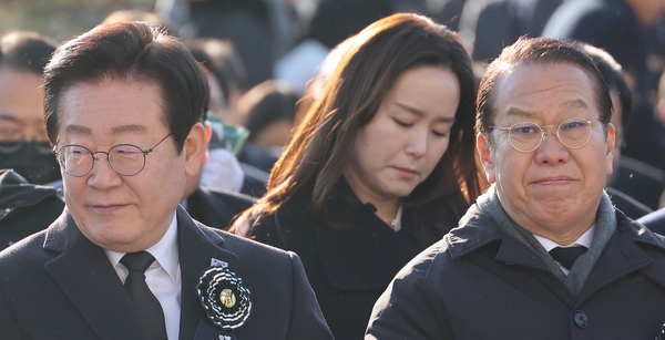 국민의힘 권영세 비상대책위원장과 더불어민주당 이재명 대표가 3일 오전 서울 여의도 국회에서 열린 김수한 전 국회의장 국회장 영결식에 참석해 있다. 2025.1.3 /연합뉴스