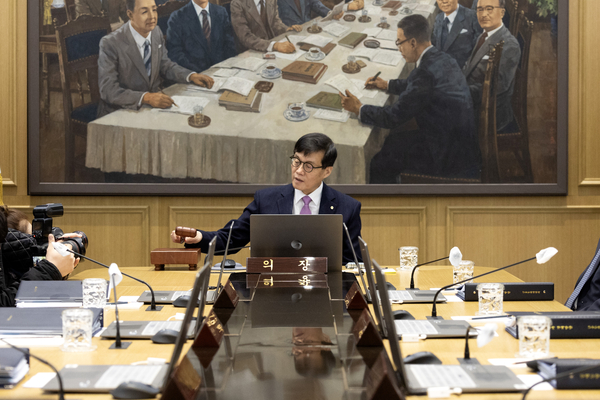 이창용 한국은행 총재가 16일 오전 서울 중구 한국은행에서 열린 금융통화위원회에서 의사봉을 두드리고 있다. 2025.1.16 /사진공동취재단