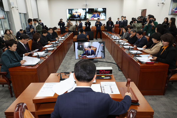 16일 오전 서울 여의도 국회에서 열린 12.29 여객기 참사 진상규명과 피해자 및 유가족 피해구제를 위한 특별위원회 전체회의에서 위원장을 맡은 국민의힘 권영진 의원이 의사봉을 두드리고 있다. 2025.1.16 /연합뉴스