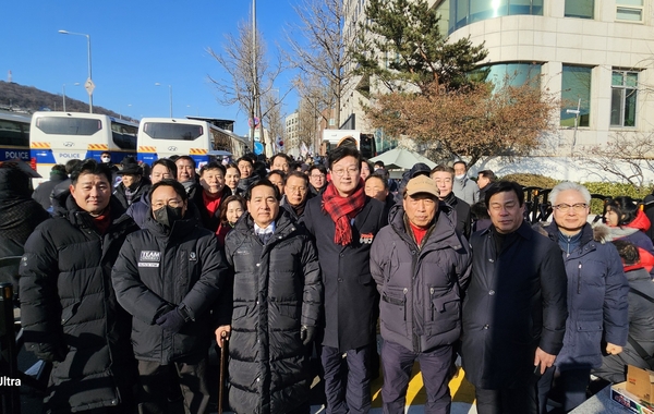 경기 인천 등 국민의힘 원외 당협위원장들이 윤석열 대통령의 체포 저지를 위해 한남동 관저 앞에 모여 있다. 2025. 1. 11 /탄핵반대 국민의힘 원외당협위원장 모임 제공