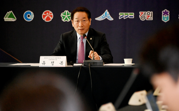 유정복(인천시장) 대한민국시도지사협의회 회장이 국정 안정과 민생 회복을 위해 중앙정부와 지방정부 간 긴밀한 협력이 필요하다고 다시 한번 강조했다. 사진은 신년 기자회견 모습. 2025.1.13 /인천시 제공