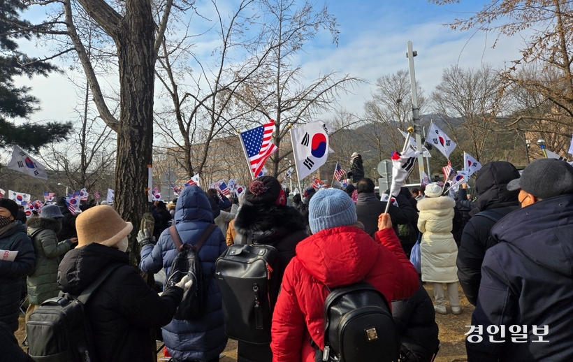 16일 오후 과천시 정부과천청사 앞 공터에 윤석열 대통령의 지지자들이 태극기와 성조기를 흔들며 구호를 외치고 있다. 2025.1.16 /김태강기자 think@kyeongin.com