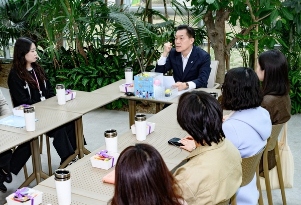 이재준 수원시장이 지난해 4월 민원을 응대하는 공직자들을 만나 대화하고 있다. 2025.1.17 /수원시 제공