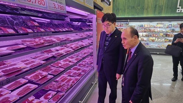 엄범식 본부장이 지난 16일 오산농협 하나로마트(조합장 이기택)를 찾아 현장점검을 실시하고 있다../경기농협 제공