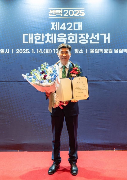 부천시 홍보대사인 유승민 대한체육회장 당선자가 당선 확정 후 기뻐하고 있다. /부천시 제공