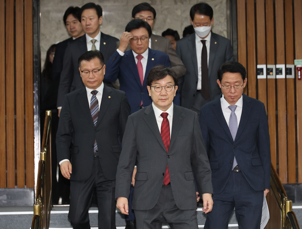 국민의힘 권성동 원내대표가 17일 오전 서울 여의도 국회에서 열린 원내대책회의에 참석하고 있다. 2025.1.17 /연합뉴스