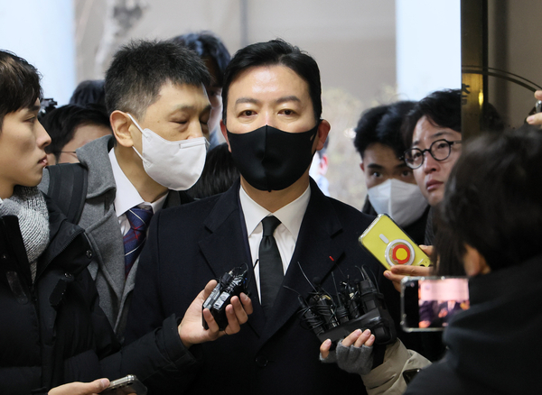 김성훈 대통령경호처 차장이 17일 오전 경찰 국가수사본부 특별수사단(특수단)에 출석하고 있다. 김 차장은 지난 3일 고위공직자범죄수사처와 경찰의 윤석열 대통령 체포영장 집행 시도를 저지한 혐의를 받고 있다. 2025.1.17 /연합뉴스