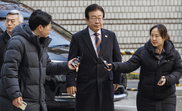 더불어민주당 이재명 대표가 17일 오전 서울 서초구 서울중앙지방법원에서 열린 ‘대장동 배임·성남FC 뇌물’ 1심 속행 공판에 출석하고 있다. 2025.1.17 /연합뉴스