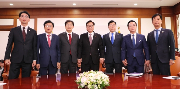 우원식 국회의장 및 국민의힘 권성동 원내대표, 더불어민주당 박찬대 원내대표가 17일 서울 여의도 국회 본청 국회의장실에서 열린 ‘국회의장 및 양당 원내대표 회동’에서 기념 촬영하고 있다. 2025.1.17 /연합뉴스