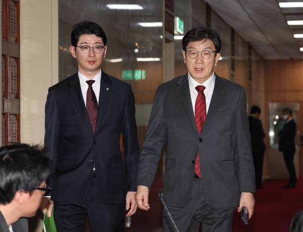 국민의힘 권성동 원내대표(오른쪽)가 17일 오후 서울 여의도 국회 본청 국회의장실을 나서고 있다. 2025.1.17 /연합뉴스
