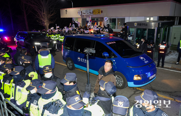 서울서부지방법원에서 열린 영장실질심사를 마친 윤석열 대통령이 탄 법무부 호송차량이 18일 오후 의왕시 서울구치소로 들어서고 있다. 2025.1.18 /최은성기자 ces7198@kyeongin.com