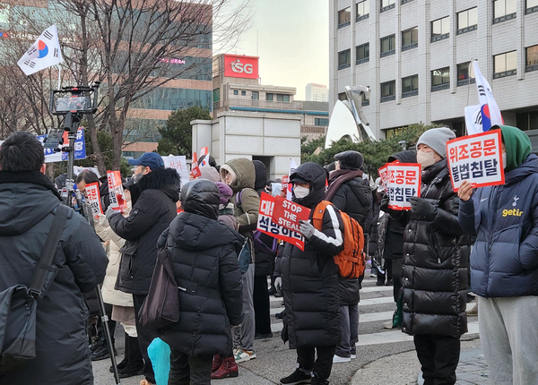 윤석열 대통령 구속영장 심사를 앞둔 18일 서울 마포구 서부지법 앞에서 윤 대통령 지지자들이 시위하고 있다. 2025.1.18 /연합뉴스