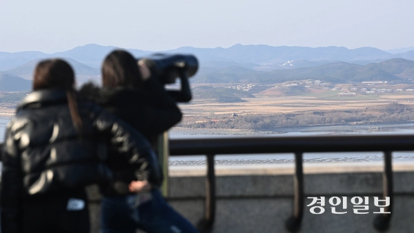 지난달 4일 오후 파주시 오두산 통일전망대를 찾은 외국인 관광객들이 망원경으로 북한 개풍군을 바라보고 있다. 2024.12.4 /최은성기자 ces7198@kyeongin.com