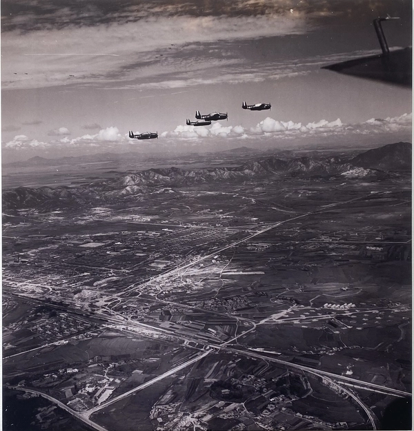 1945년 9월4일 부평 상공에서 머스탱 편대와 그 아래 조병창 전경. /미국립공문서관 소장, 모씨네 사회적협동조합 제공 (무단 복제 및 배포, DB화 금지)