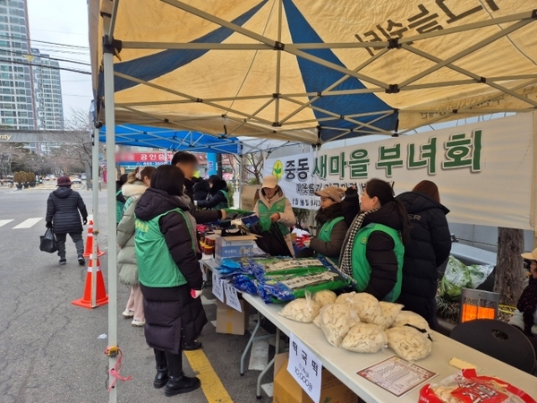 중동 새마을부녀회가 지난 16일 사랑의 바자회를 열고, 김과 미역 등 품질 좋은 상품을 저렴한 가격에 판매하고 있다. 2025.1.16 /부천시 제공
