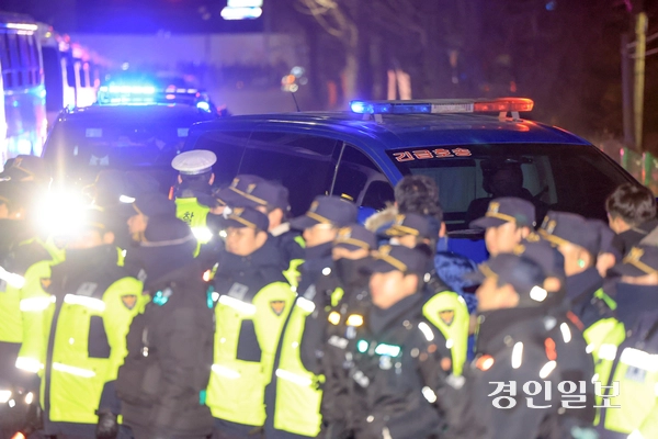 서울서부지방법원에서 열린 영장실질심사를 마친 윤석열 대통령이 탄 법무부 호송차량이 18일 오후 의왕시 서울구치소로 들어서고 있다. 2025.1.18 /최은성기자 ces7198@kyeongin.com