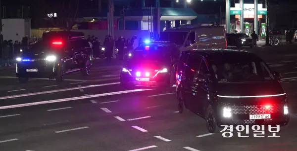 서울서부지방법원에서 열린 영장실질심사를 마친 윤석열 대통령이 탄 법무부 호송차량이 18일 오후 의왕시 서울구치소로 들어서고 있다. 2025.1.18 /최은성기자 ces7198@kyeongin.com