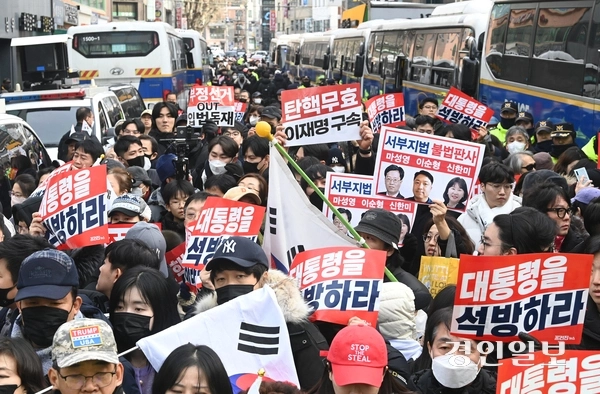 내란 우두머리 혐의로 체포된 윤석열 대통령에 대한 영장실질심사가 열린 18일 오후 서울 마포구 서울서부지방법원 앞에서 지지자들이 탄핵 반대 집회를 하고 있다. 2025.1.18 /최은성기자 ces7198@kyeongin.com