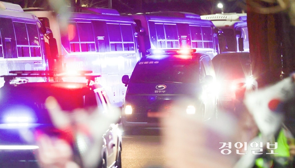 서울서부지방법원에서 열린 영장실질심사를 마친 윤석열 대통령이 탄 법무부 호송차량이 18일 오후 의왕시 서울구치소로 들어서고 있다. 2025.1.18 /최은성기자 ces7198@kyeongin.com