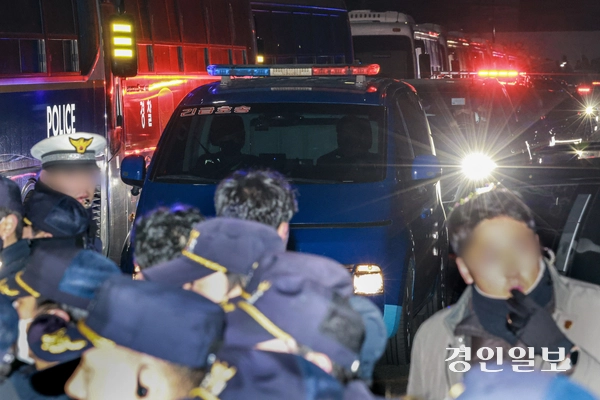 서울서부지방법원에서 열린 영장실질심사를 마친 윤석열 대통령이 탄 법무부 호송차량이 18일 오후 의왕시 서울구치소로 들어서고 있다. 2025.1.18 /최은성기자 ces7198@kyeongin.com