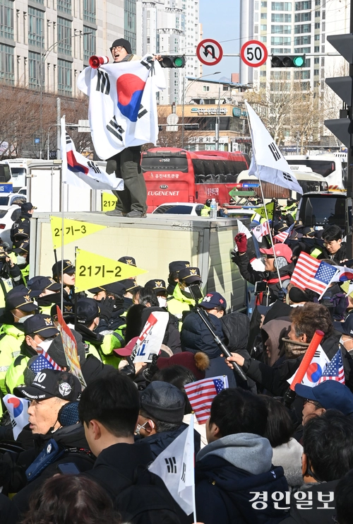 내란 우두머리 혐의로 체포된 윤석열 대통령에 대한 영장실질심사가 열린 18일 오후 서울 마포구 서울서부지방법원 앞에서 지지자들이 탄핵 반대 집회를 하고 있다. 2025.1.18 /최은성기자 ces7198@kyeongin.com